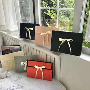 Detailansicht farbiger Geschenkschachteln mit Schleifen auf einem gemütlichen Fensterbrett.