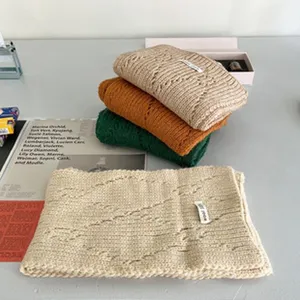 Detailaufnahme des kuscheligen Winter Wollstrickschals in verschiedenen Farben weiches Accessoire.
