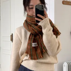 Detailansicht des warmen Winter-Karossschals, gemütliches Cashmere-Gefühl, Vintage-Stil.