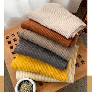 Detailansicht kuscheliger gestrickter Schals in verschiedenen Farben für den warmen Winter.