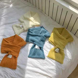 Gezellige warme wintersjaal van dik gebreid wolmateriaal, stijlvol en comfortabel voor dagelijks.
