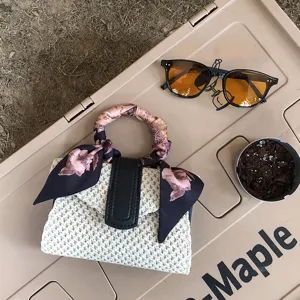 Sac à main en paille vintage français avec poignée en foulard de soie floral et rabat aimanté.