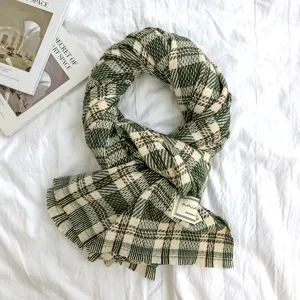 Grüner Karo Winterschal für Damen, kuscheliges Kunstkaschmir Material, stilvolles 2in1 Schal Design.
