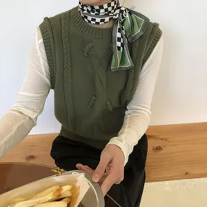 Foulard en soie long et minimaliste coréen à carreaux, élégant détail de cou de mode.