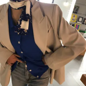 Écharpe longue et florale pour femmes, élégant foulard pour sublimer vos tenues estivales.