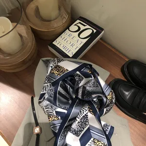 Foulard en soie géométrique bleu pour femme, long ruban en soie de mûrier pour le printemps.
