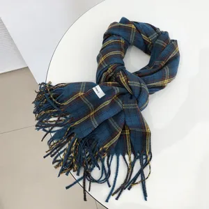 Blaues kariertes Kunst-Kaschmir-Schal für Damen, weicher warmer Winterschal mit Fransen, elegant.