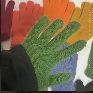 Gants tricotés d'hiver douillets pour couples, design en poils de lapin doux multicolores.