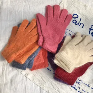 Vue de détail de gants en tricot de poils de lapin multicolores, gants d'hiver doux et chauds.