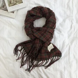 Detailansicht winterlicher Tartan Karo Fransen Schal kuschelig dick warm unisex