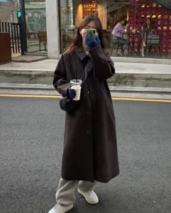 Détail de rue stylé de gants douillets en poil de lapin d'hiver et manteau chaud en laine.