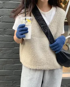 Gros plan détaillé de gants d'hiver tricotés doux montrant la texture de lapin et un bon confort.