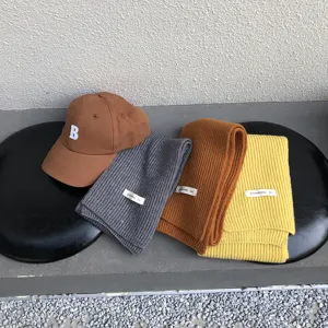 Detailansicht von Winter Strickschals und Kappe Set, gemütliche Wolltextur, schicker Stil.
