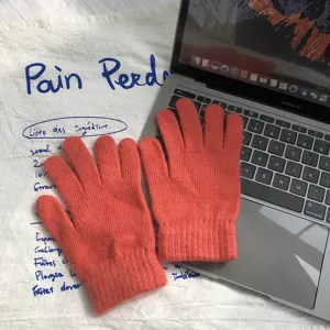 Détail de gants en tricot de couleur unie, tissu pelucheux doux, vêtement thermique chaud.