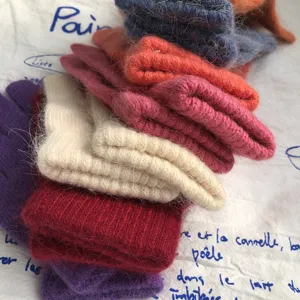 Gros plan de gants d'hiver douillets et duveteux, détails de tricot doux et chauds.