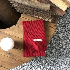 Gemütlicher roter Strickschal für Damen im Winter, kuscheliges Rippenstrick Detail Accessoire.