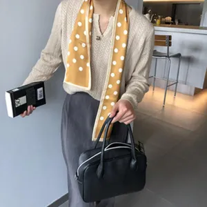 Élégant foulard skinny à pois jaunes pour femmes, accessoire de cou en soie douce chic.