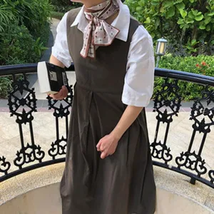 Ensemble de printemps style coréen avec robe chemise blanche et foulard en soie florale pour femmes.
