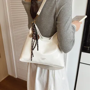 White hobo shoulder bag for women, trendy commuter PU leather casual handbag daily use.