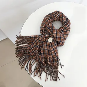 Gemütlicher Damen Winterschal mit klassischem Karomuster und Fransen, warm und weich.