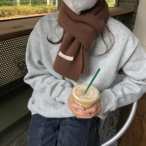 Brauner Damen Strickschal für den Winter, kuscheliger Wollkragen mit Webetikett.