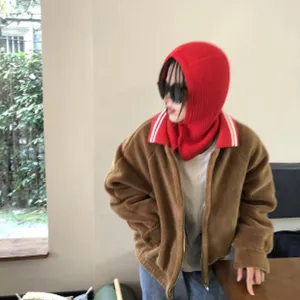 Detailansicht einer warmen roten Strick-Balaclava und gemütlichen braunen Fleece-Jacke innen.