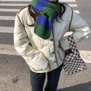 Stijlvolle groen met blauwe gebreide wintersjaal, warme en gezellige mode-accessoire.