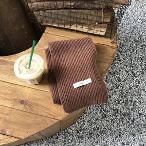 Brauner Strick-Winterschal, kuscheliger warmer Schal, weiches casual Alltags-Accessoire.