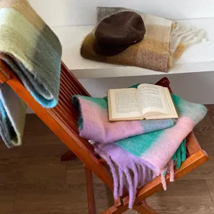 Gemütlicher bunter karierter Regenbogen Mohair Winterschal mit Fransen Mode Detailansicht