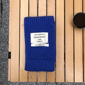 Blauer Strickschal für den Winter mit Stoffetikett Detail, gemütlicher warmer Halswärmer.