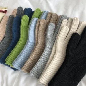 Detailansicht einfarbiger Wollstrick Damenhandschuhe in verschiedenen Farben klar.