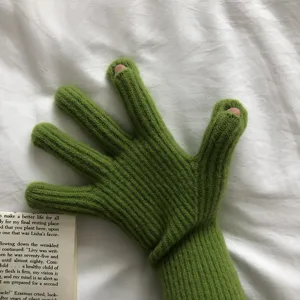 Detailansicht der einfarbigen Damen Winter Wollstrickhandschuhe mit speziellem Design.