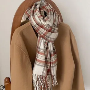 Detailansicht des warmen Karo-Fransen-Schals für den Winter mit kuscheligem Kaschmir-Gefühl.
