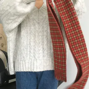 Gemütlicher roter Karo-Quastenschal für den Winter, weicher Kunstkaschmir-Modeartikel.