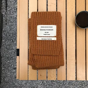 Einfarbig brauner Strickschal mit Stofflabel winter warmer kuscheliger Halswärmer