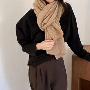 Detailaufnahme eines kuscheligen Strickschals für den Winter, dickes Material in Unifarbe.