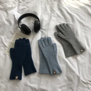 Detailansicht von Damen Strick Touchscreen Handschuhen in Dunkelblau, Hellblau und Grau.
