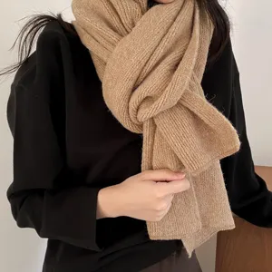 Winter minimalistischer einfarbiger Strickschal, weicher warmer dicker Wollschal fuer Damen.