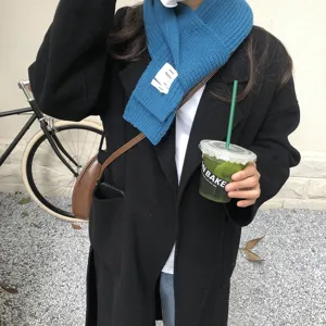 Blauer Strickschal im Winter warmer Wollhalsschutz mit Markenetikett stilvoll gemütlich
