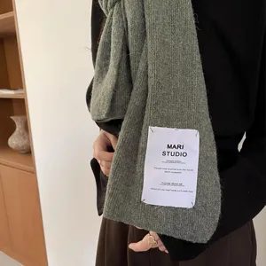 Winter Strickschal Detail, weiches dickes Wollmaterial mit grossem Label Design.