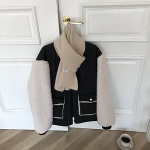 Écharpe en tricot douillette et veste rembourrée bicolore très élégante pour l'hiver.