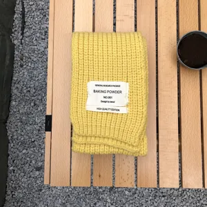 Gemütlicher gelber Strickschal für den Winter mit modischem Stoffetikett für Damen.