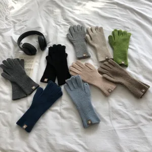 Detailansicht winterlicher warmer, gestrickter Touchscreen-Handschuhe in verschiedenen Unifarben.