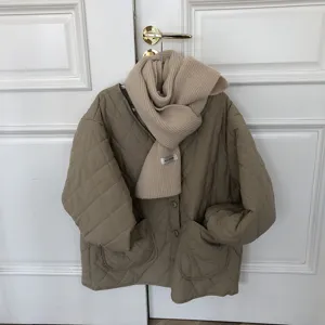 Écharpe d'hiver décontractée et veste matelassée en beige uni, mode quotidienne confortable et chaude.
