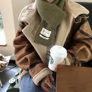 Gemütlicher einfarbiger Strickschal mit Stoffetikett, perfektes Winter-Halsteil für den Alltag.