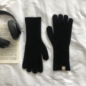 Detailansicht schwarzer Strick-Woll-Touchscreen-Handschuhe, gemütliches Winter-Modeaccessoire.