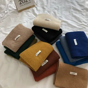 Écharpe en tricot uni confortable pour femme, accessoire doux et chaud pour la saison d'hiver.