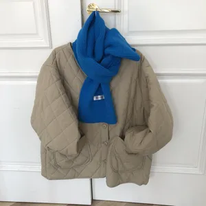 Écharpe en tricot bleu uni pour femme, cache-cou chaud et douillet avec étiquette tendance.