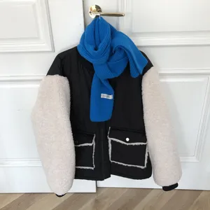 Vue détaillée de l'écharpe en tricot d'hiver confortable avec veste élégante, accessoire chaud.