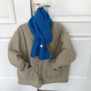 Écharpe en tricot uni pour femme en hiver, cache-cou chaud et douillet pour la saison froide.